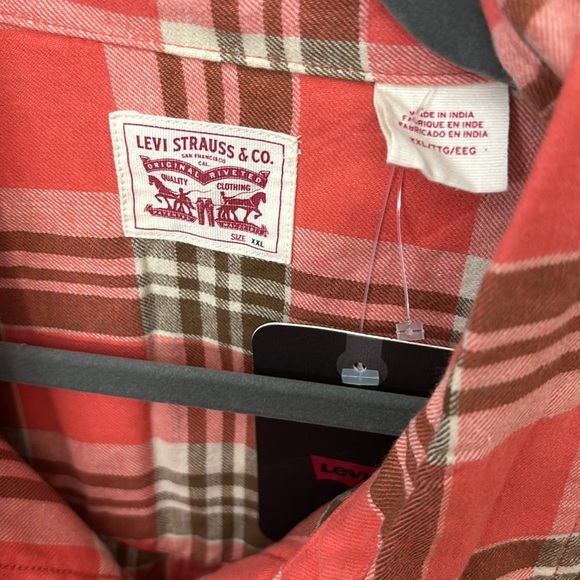 Levi’s Dylan Oversized Plaid Shirt pearl color snap buttons. Women 2X-large - Picture 3 of 10